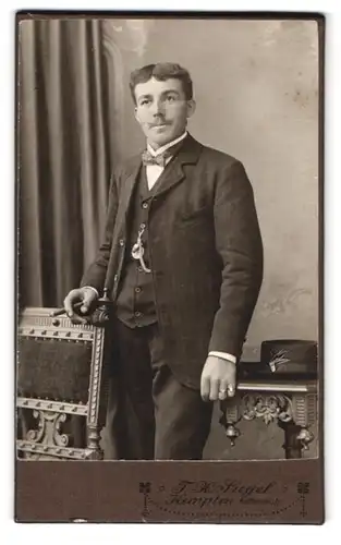 Fotografie F. X. Siegel, Kempten, Kotternerstrasse, Portrait junger Herr im Anzug mit Zigarre