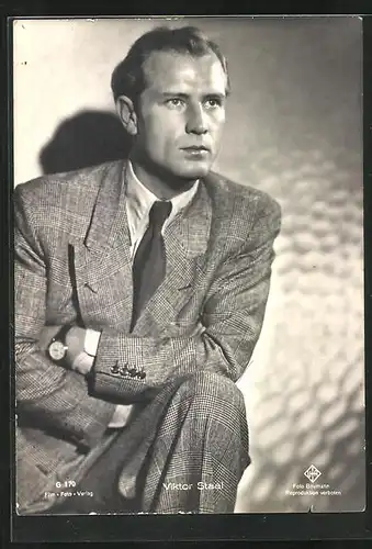 AK Schauspieler Viktor Staal im karierten Anzug mit Krawatte