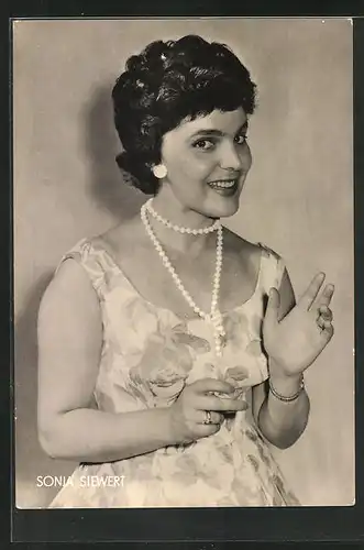 AK Schauspielerin Sonja Siewert im geblümten Kleid