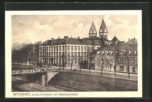 AK Offenburg, Wilhelmstrasse mit Mädchenschule und Brücke