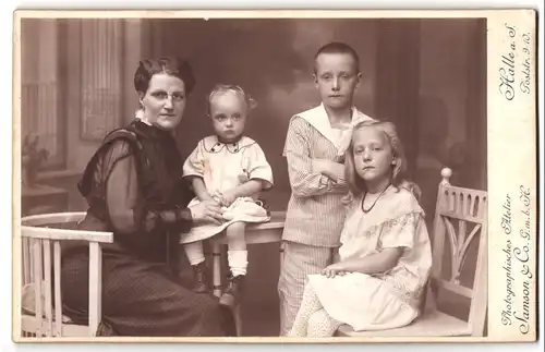 Fotografie Samson & Co., Halle a. S., Poststr. 9-10, Mutter posiert mit zwei Töchtern und einem Sohn