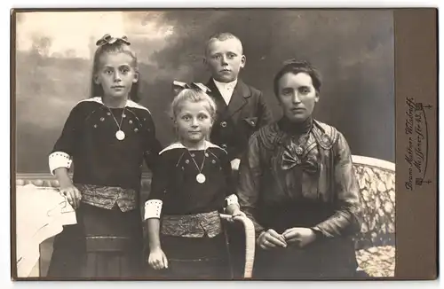 Fotografie Bruno Mattner, Wilsdruff, Meissenerstr. 43, Zwei Mädchen mit Haarbändern mit Bruder und Mutter