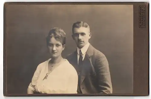 Fotografie E. Rohrmann, Hannover, Heinrichstr.15, Junger Mann mit Seitenscheitel mit junger Dame in weisser Bluse