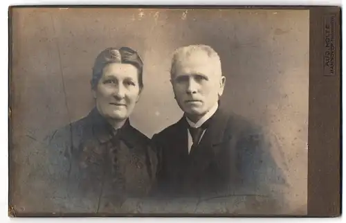 Fotografie Aug. Nolte, Hannover, Holzmarkt 6, Foto eines älteren Paares, Mann mit Krawatte und Frau in Bluse