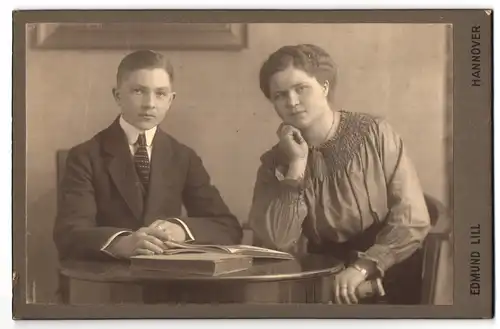 Fotografie Edmund Lill, Hannover, Geogstr. 14, Junger Bursche mit gescheiteltem Haar mit junder Dame mit Halskette