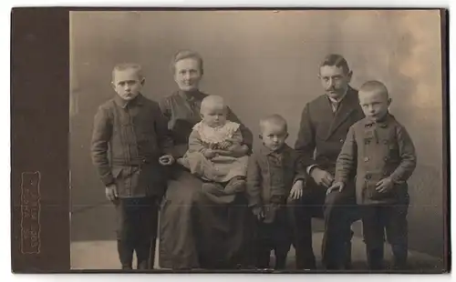 Fotografie Wilhelm Loos, Flöha i. Sa., Mutter und Vater posieren mit ihren drei Jungen und einem Kleinkind