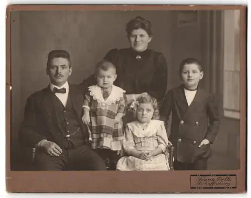 Fotografie Franz Orth, Aschaffenburg, Mann und Frau mit zwei Töchtern und einem Sohn