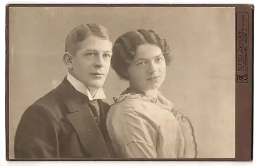 Fotografie Alfred Zscherpel, Wittenberg, Markt 14, Junge Dame mit gewellten Haaren mit jungem Mann mit weissem Hemd