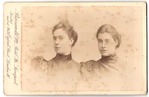 Fotografie Barrauds Ltd., Liverpool, Bold St. 92, Zwei junge Frauen in hochgeschlossenen Kleidern mit Puffärmeln