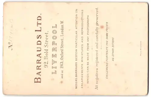 Fotografie Barrauds Ltd., Liverpool, Bold St. 92, Zwei junge Frauen in hochgeschlossenen Kleidern mit Puffärmeln