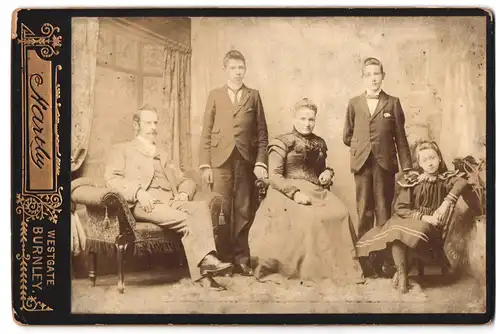 Fotografie Hartly, Burnley, Westgate, Dame mit besticktem Kleid und Herr mit Schnauzbart mit zwei Söhnen und Tochter