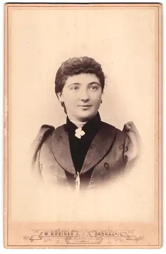 Fotografie W. Breiner, Gronau a. L., Dame mit dunklen gelockten Haaren trägt zweireihige Perlenkette