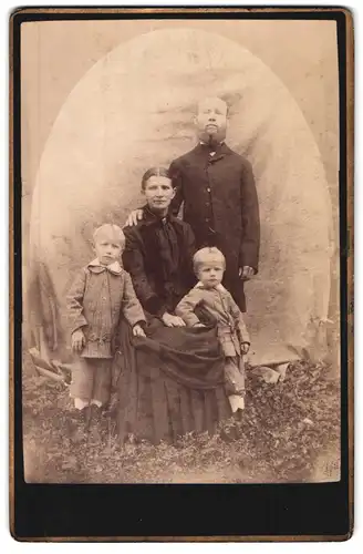 Fotografie unbekannter Fotograf und Ort, Mann mit Vollbart mit Frau und zwei kleinen Söhnen