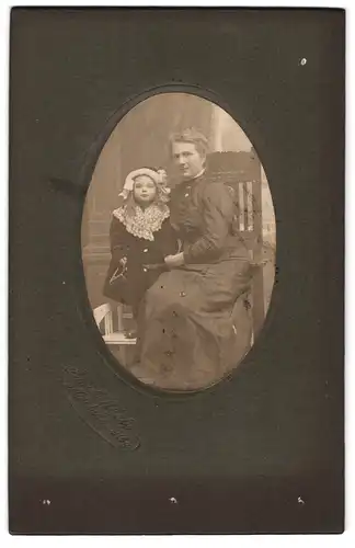 Fotografie unbekannter Fotograf und Ort, Frau mit kleiner Tochter in Haube mit geklöppeltem Überwurf