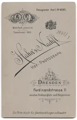Fotografie Hahns Nachf., Dresden, Ferdinandstr. 11, Herr mit Schnauzbart und Fliege und Dame mit bestickter Bluse