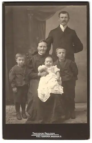 Fotografie Theodor Paulsen, Kiel - Gaarden, Augustenstr. 25, Ehepaar mit den beiden Söhnen und einem Neugeborenen