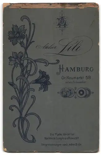 Fotografie Atelier Lili, Hamburg, Gr. Neumarkt 58, Gut gekleideter Herr mit augestelltem Schnauzbart trägt Fliege
