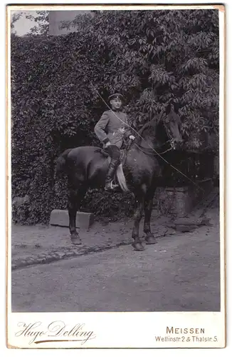 Fotografie Hugo Delling, Meissen, Wettinstr. 2, Soldat in Uniform auf seinem Pferd auf der Strasse