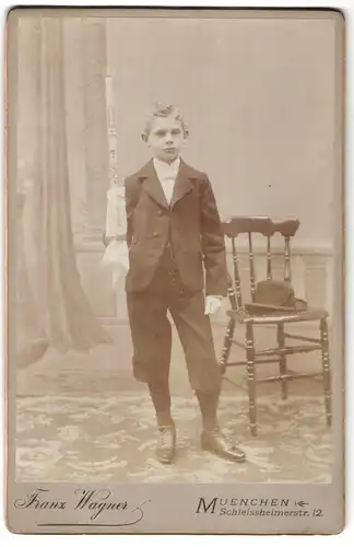 Fotografie Franz Wagner, München, Schleissheimerstr. 12, Junge in anzug hält eine Kommunionskerze