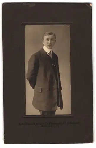 Fotografie Jean Baptiste Feilner, Oldenburg, Rosenstr. 29, Herr in langem Mantel mit weissem Hemd und Krawatte