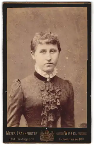 Fotografie Meyer Frankfurter, Wesel, Hohestr. 40, Junge Dame mit gelocktem Haar trägt geschmücktes Kelid mit Zierkragen