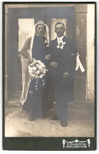 Fotografie R. Schrötter, Mühldorf a / Inn, Braut mit Schleier udn Strauss und Bräutigam in langem Mantel