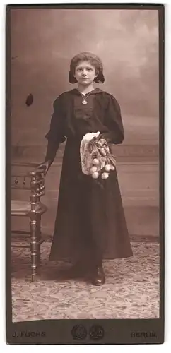 Fotografie J. Fuchs, Berlin, Rosenthalerstr.72A, Junge Dame mit gelocktem Haar mit Blumenhalskette und Blumenstrauss