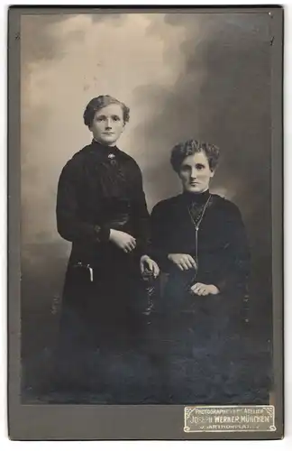 Fotografie Joseph Werner, München, Isartorplatz 2, Junge Dame mit gelocktem Haar mit ihrer Mutter mit Halskette