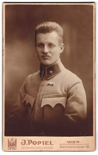 Fotografie J. Popiel, Wien, Währingerstr. 96, Soldat in Uniform mit Oberlippenbart und blonden Haaren im Portrait