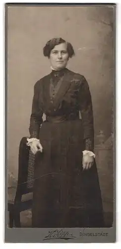 Fotografie K. Lipp, Dingelstädt, Frau in schwarzen Kleid