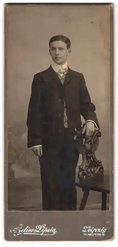 Fotografie Atelier Lipsia, Leipzig, Thomasring 15, junger Mann mit Anzug und Fliege