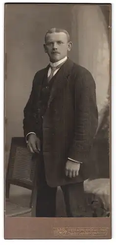 Fotografie Friedrich Kehrer, Königstein i.T., Herr mit Mittelscheitel im Anzug