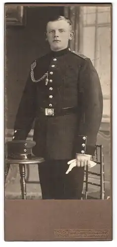 Fotografie Friedrich Kehrer, Königstein i.T., Strasse unbekannt, Deutscher Soldat in Uniform mit Schützenschnur