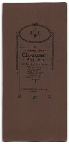 Fotografie C. Langenschwadt, Kiel-Wik, Mädchen in Abend-Garderobe