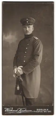 Fotografie Richard Kasbaum, Berlin, Friedrich Strasse 125, Deutscher Soldat in Uniform mit Degen