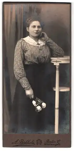 Fotografie A. Birkholz, Berlin, Weidenweg 34, Fräulein in Rock und Bluse mit Rosen