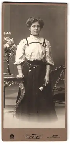 Fotografie Hugo Tögel, Wien, Jägerstrasse 25, junge Frauim tailliertem Kleid und Taschenuhr