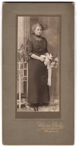 Fotografie Martin Balg, Berlin, Königstrasse 33, Frau im Kleid mit Blumenstrauss