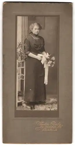 Fotografie Martin Balg, Berlin, Königstrasse 33, Frau im Kleid mit Blumenstrauss