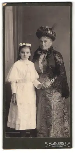 Fotografie Wilh. Boos, Pfarrkirchen, Grossmutter mit Enkelin