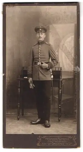 Fotografie Hermann Möhring, Joh. Georgenstadt, Deutscher Soldat Einjährig Freiwilliger in Uniform mit Zwicker