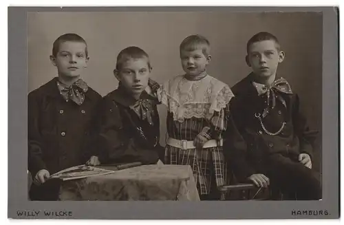 Fotografie Willy Wilcke, Hamburg, Steindamm 54-56, Portrait kleines Mädchen und drei Knaben in modischer Kleidung