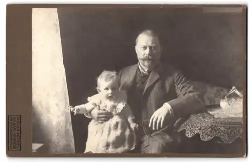 Fotografie Oscar Höbel, Peine, Bahnhofstrasse 19, Portrait bürgerlicher Herr mit Kleinkind im Arm
