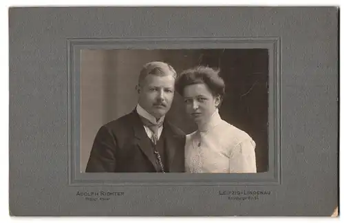 Fotografie Adolph Richter, Leipzig-Lindenau, Merseburger Strasse 61, Portrait junges Paar in hübscher Kleidung