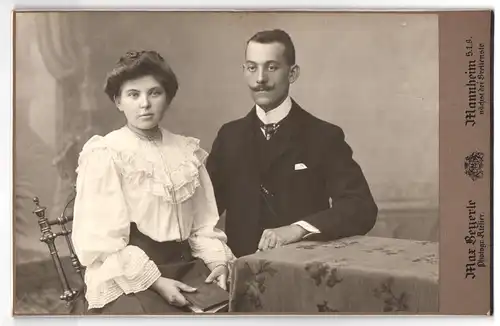 Fotografie Max Beyerle, Mannheim, Portrait junges Paar in hübscher Kleidung mit Buch
