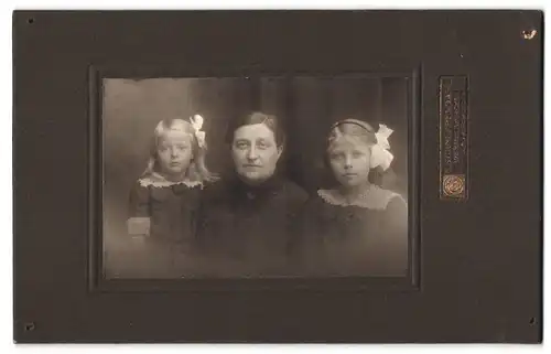 Fotografie G. Schneppendahl, Wermelskirchen, Portrait bürgerliche Dame mit zwei Mädchen