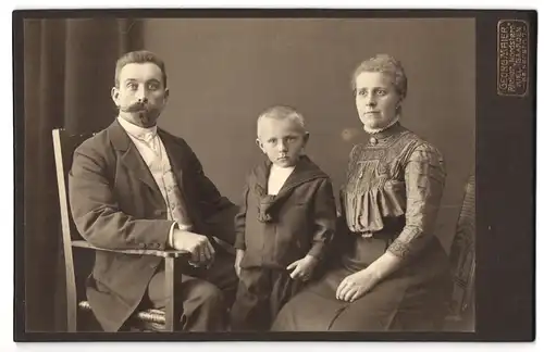 Fotografie Georg Maier, Kiel-Gaarden, Kaiserstrasse 7, Portrait bürgerliches Paar mit einem Jungen