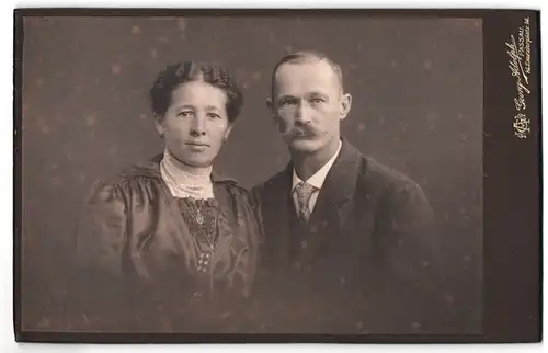 Fotografie Georg Adolph, Passau, Kl. Exerzierplatz 14, Portrait bürgerliches Paar in hübscher Kleidung