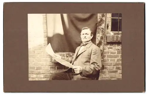 Fotografie unbekannter Fotograf und Ort, Portrait älterer Herr in Anzugjacke mit Zeitung