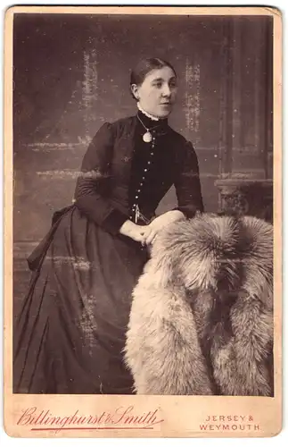 Fotografie Billinghurst & Smith, Jersey, 16 Royal Parade, Portrait Frau in dunklen Kleid mit Medaillon